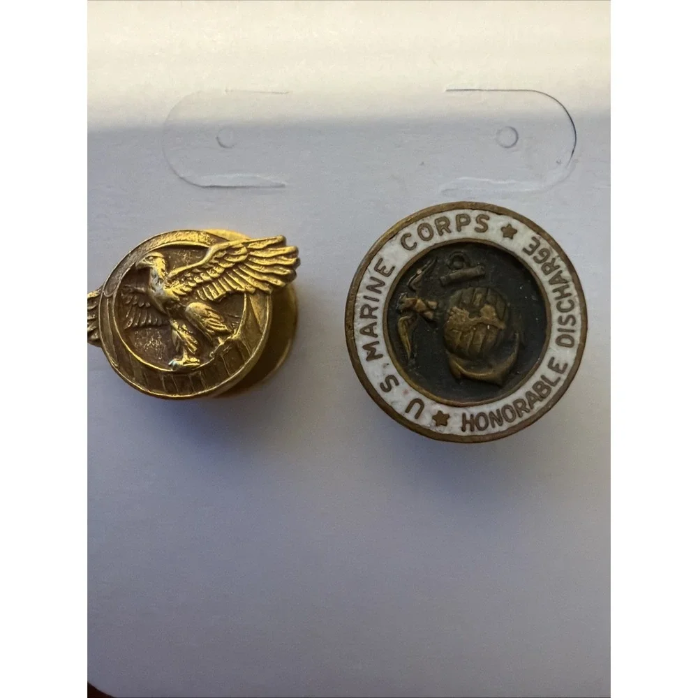 WWII U.S. Marine Corps Honorable Discharge lapel pins Ruptured Duck‎